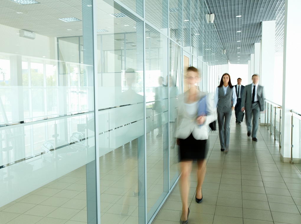 several,businesspeople,walking,in,the,corridor